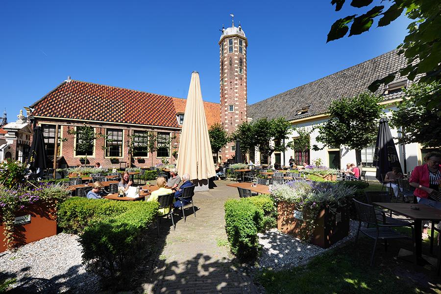 Hof van Sonoy met mensen zittend op een terras